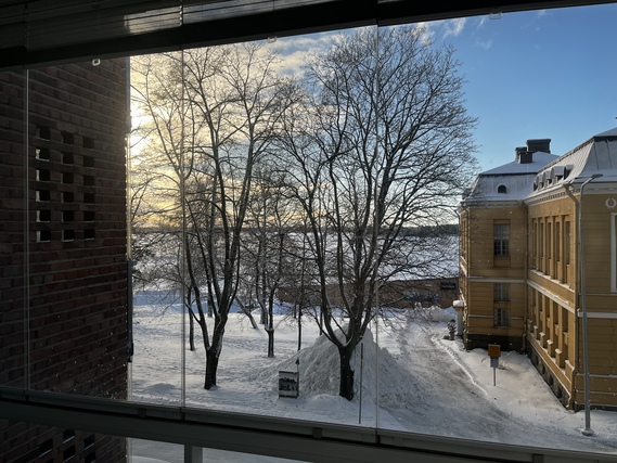 Vuokra-asunto Vaasa Keskusta Kaksio Keittiön kaapistossa urbaani maalaus, joka tuo piristystä muuten hillityn asunnon materiaaleihin