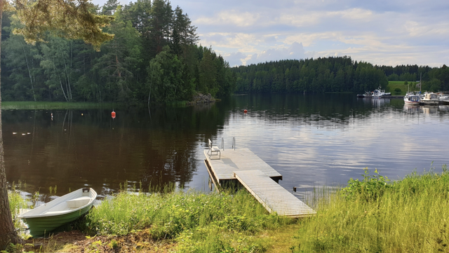 Vuokra-asunto Tampere Terälahti Kaksio Taloyhtiön laiturilta on mukava pulahtaa uimaan.