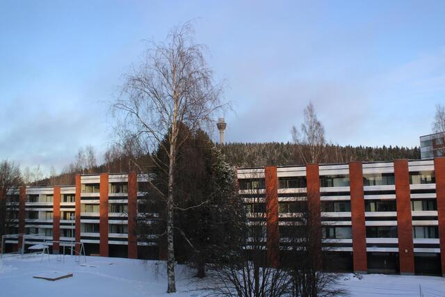 Vuokra-asunto Kuopio Puijonlaakso Kaksio Näkymä olohuoneen ikkunasta Puijon suuntaan