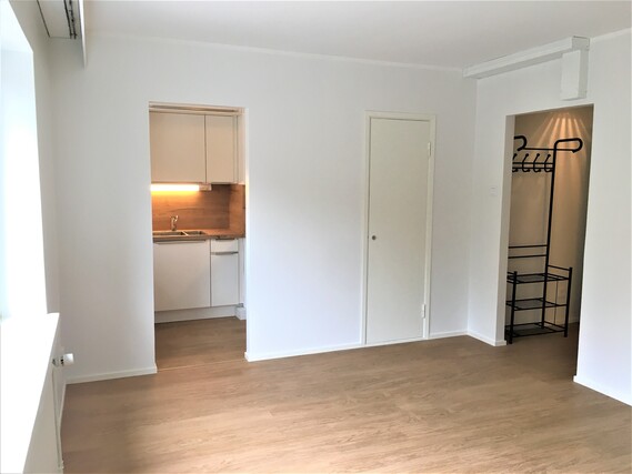 Rental Hyvinkää Parantola 1 room Sisäänkäynti talon keskellä olevasta porraskäytävästä.