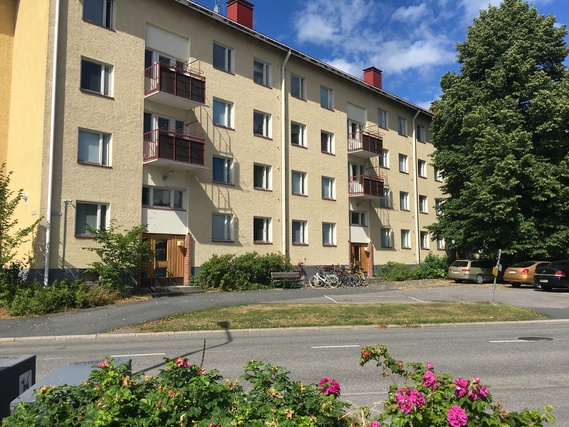 Rental Hyvinkää Parantola 1 room Sisäänkäynti talon keskellä olevasta porraskäytävästä.