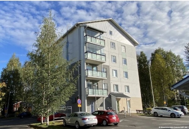 Rental Rovaniemi Rantavitikka 2 rooms 2.krs kulmahuoneisto ulos työnnettyä parvekkeella pääsisäänkäynnin vasemmalla puolella.