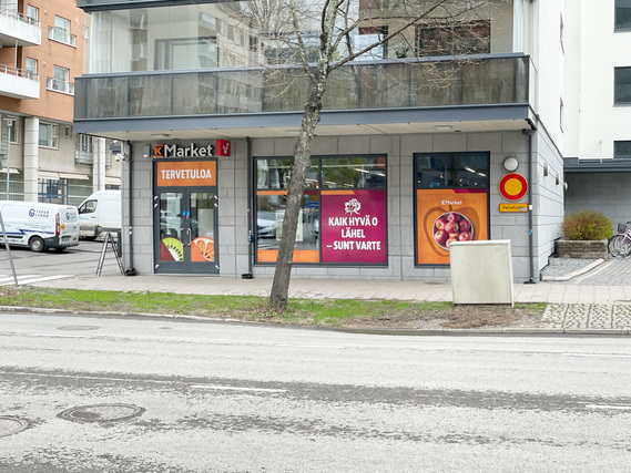 Vuokra-asunto Turku Keskusta 5 + Ikkunat kolmeen suuntaan, hyvin valoa ja viihtyisyyttä. Keskustan palvelut ja ison pihan rauha.
