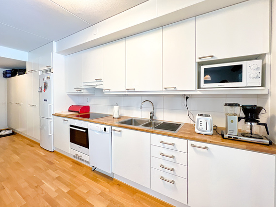 Vuokra-asunto Vantaa Leinelä Yksiö Asunnon tilavan huoneen yhteydessä on avokeittiö.