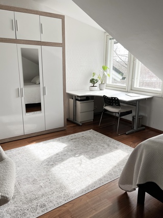 Vuokra-asunto Tampere Vuohenoja 5 + Huone 3, vapautuu mahdollisesti kesällä. Kalustuksesta huoneeseen jäävät vaatekaappi, työpöytä ja tuoli, lipasto ja verhot.