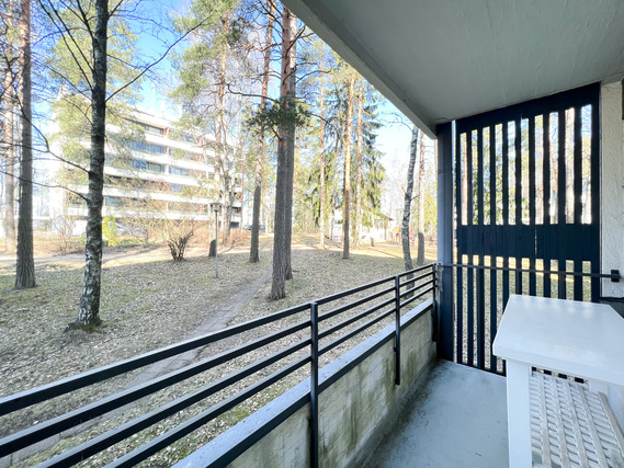Vuokra-asunto Helsinki Vuosaari Kaksio Ensimmäisen kerroksen, mutta ei katutason, tilava vaalea kaksio asunnon levyisellä parvekkeella.