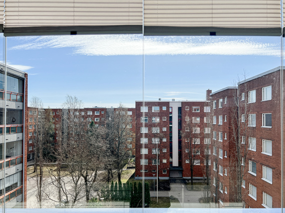 Vuokra-asunto Vantaa Tikkurila 3 huonetta Heti vapaa koti, jossa on koko huoneiston levyinen lasitettu parveke etelään talon sisäpihalle!