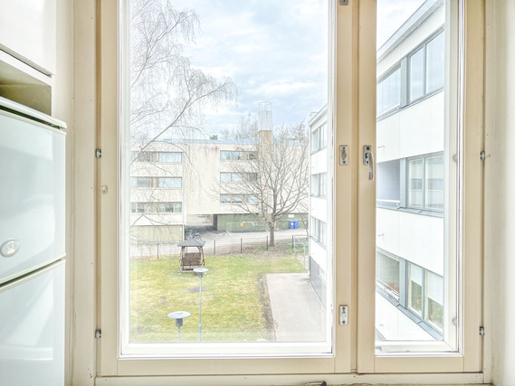 Vuokra-asunto Helsinki Oulunkylä Yksiö Toisen kerroksen tilava yksiö, missä ikkunoita kahteen eri ilmansuuntaan.