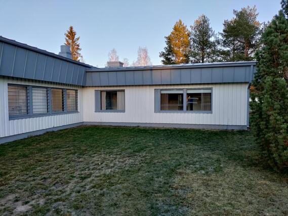 Vuokra-asunto Kalajoki Rautio 3 huonetta kaupan takapiha, asunnon sisäänkäynti