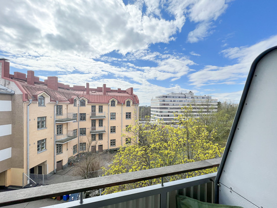 Rental Helsinki Alppila 3 rooms Ylimmän kerroksen läpitalon oleva koti, jossa parvekkeelta ihanat näkymät Töölönlahden suuntaan