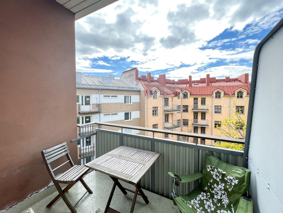 Vuokra-asunto Helsinki Alppila 3 huonetta Ylimmän kerroksen läpitalon oleva koti, jossa parvekkeelta ihanat näkymät Töölönlahden suuntaan