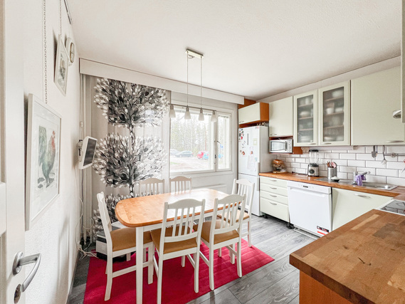 Vuokra-asunto Vantaa Martinlaakso 4 huonetta Tilava keittiö jonne mahtuu hyvin isompikin ruokapöytä