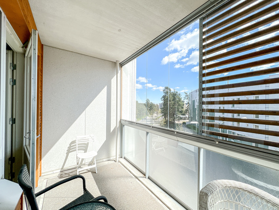 Rental Helsinki Kivikko 2 rooms Omalla saunalla ja tilavalla lasitetulla parvekkeella varustettu koti viihtyisältä Kivikon alueelta.