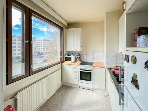 Vuokra-asunto Vantaa Rajatorppa Yksiö Ylimmän eli 3. kerroksen valoisa koti, jossa on selkeä pohja ja moderni kylpyhuone
