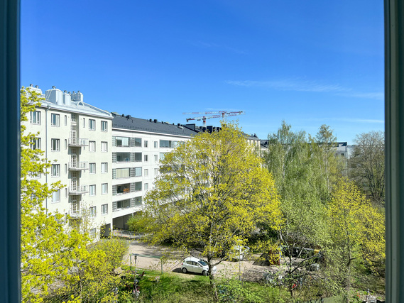 Vuokra-asunto Helsinki Taka-Töölö Yksiö Hissitalon 6. kerroksen viihtyisä yksiö, sisäpihan näkymillä.