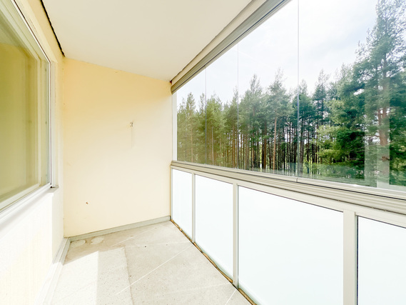Rental Heinola Tommola 2 rooms Ylimmän kerroksen kulmahuoneisto, jonka lasitettu parveke on metsäisen sisäpihan suuntaan.