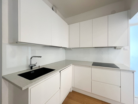 Rental Helsinki Hakaniemi 3 rooms Modernissa keittiössä on integroidut kodinkoneet.