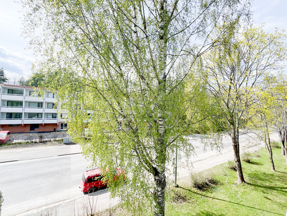 Vuokra-asunto Heinola Tommola Kaksio Ylimmän kerroksen kulmahuoneisto, jonka parveke aukeaa lounaan suuntaan.