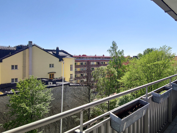 Rental Helsinki Ullanlinna 1 room Haluttu sijainti ja koko asunnon levyinen parveke. Näkymä parvekkeelta kaakkoon talon takapihalle.