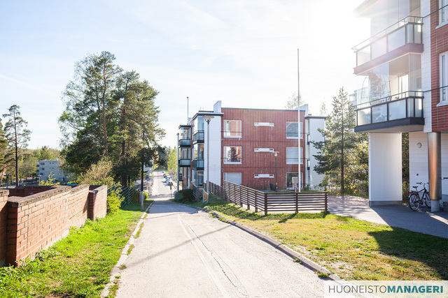 Vuokra-asunto Espoo Olari Kaksio julkisivu, talon edestä kulkee vain rauhallinen kävelytie
