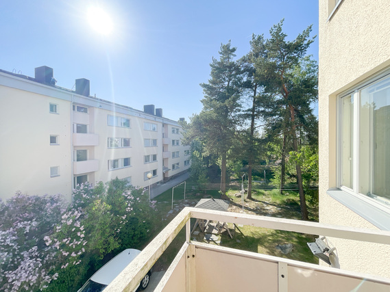 Vuokra-asunto Helsinki Kivihaka 4 huonetta Parvekkeelta aukeaa sisäpihan näkymät ja ilmansuunta on lounaaseen.