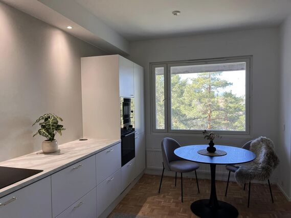 Rental Turku Luolavuori 2 rooms Keittiö integroiduin kodinkonein. Messinkinen keittiöhana ja modernit lankavetimet.