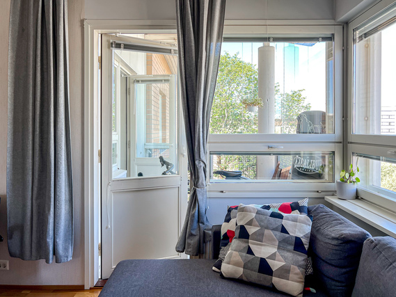 Vuokra-asunto Turku Kupittaa Kaksio Hissitalon kuudennen kerroksen koti, jossa on oma sauna ja lasitettu parveke.