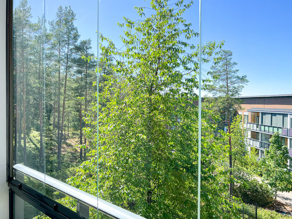 Vuokra-asunto Espoo Saunalahti 3 huonetta Saunallinen läpitalonhuoneisto, jonka parveke näkymät on sisäpihan puolelle.