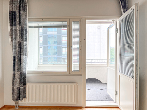 Vuokra-asunto Turku  Kaksio Hissitalon neljännen kerroksen koti tilavilla huoneilla ja lasitetulla parvekkeella.