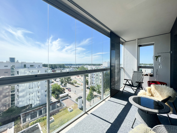 Vuokra-asunto Helsinki Aurinkolahti Kaksio Upea seitsemännen kerroksen kaksio suurella eteläisellä lasitetulla parvekkeella.