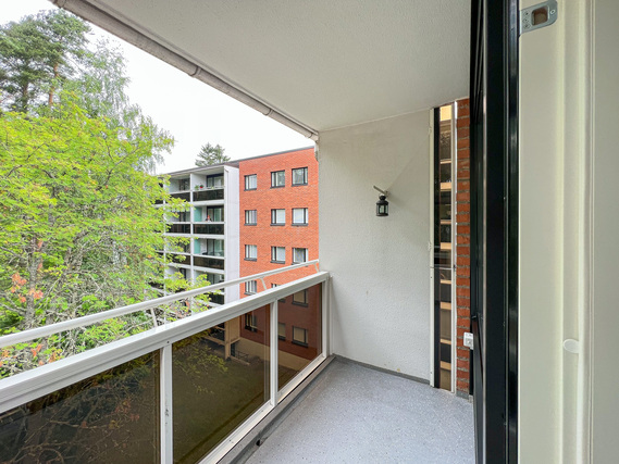 Vuokra-asunto Kerava Kurkela Yksiö Ylimmän kerroksen hyväkuntoinen koti, jossa on ikkunat kahteen suuntaan. Eteisessä isot kaapit