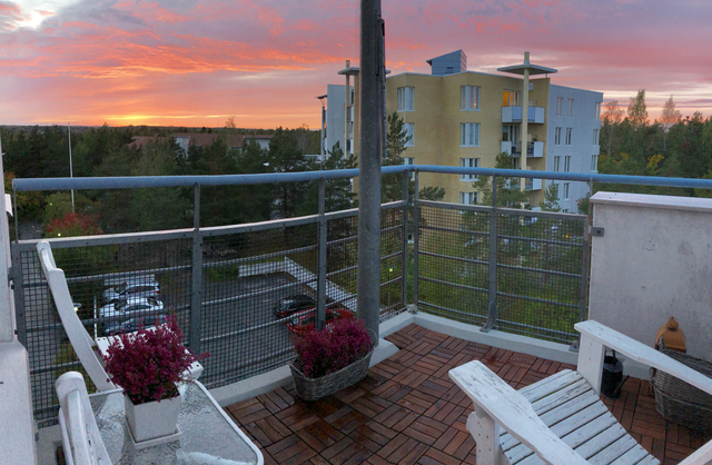 Vuokra-asunto Espoo Lintuvaara 4 huonetta Sunset view from balcony