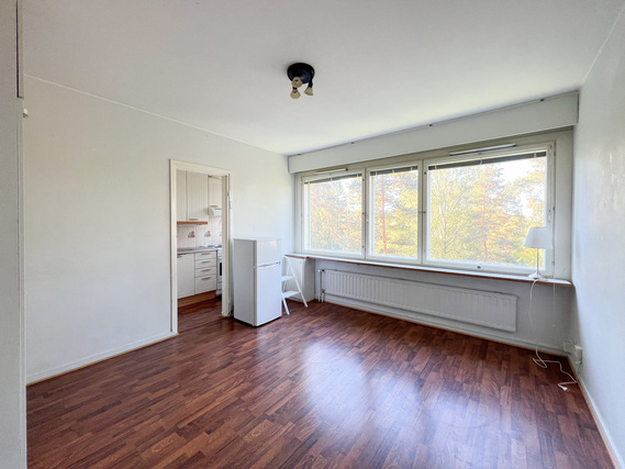 Rental Helsinki Kannelmäki 1 room Valoisa yksiö, jossa isot ikkunat metsäisillä maisemilla.