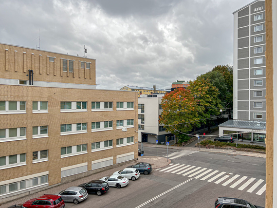 Rental Turku Keskusta 1 room Hissitalon neljännen kerroksen tilava koti kivalla sijainnilla.