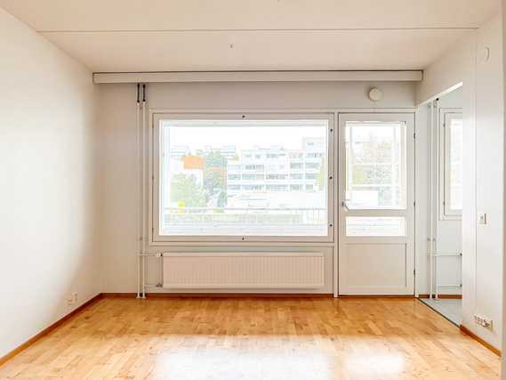 Rental Espoo Kivenlahti 1 room Toisen kerroksen tilava yksiö valtavalla lasitetulla parvekkeelle, ihan merenrannan tuntumassa.