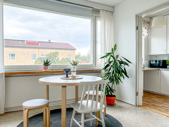 Rental Tampere Kaleva 1 room Hissitalon ylimmän 6/6 kerroksen tilava yksiö loistavalla sijainnilla Kalevassa.