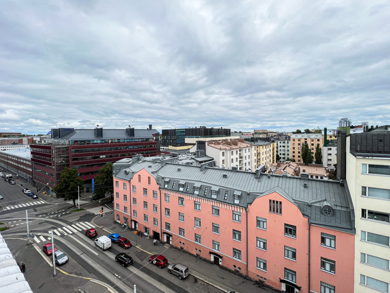 Vuokra-asunto Helsinki Alppiharju Yksiö Näkymät koko huoneiston leveydeltä lasitetulta parvekkeelta. 9.kerros.