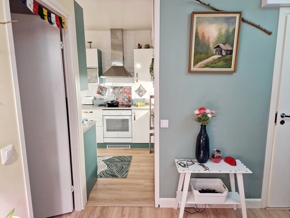 Rental Vantaa Hakunila 3 rooms Olohuone. Iso akustiikkataulu, tv-taso ja somisteita voi jäädä asuntoon halutessasi.