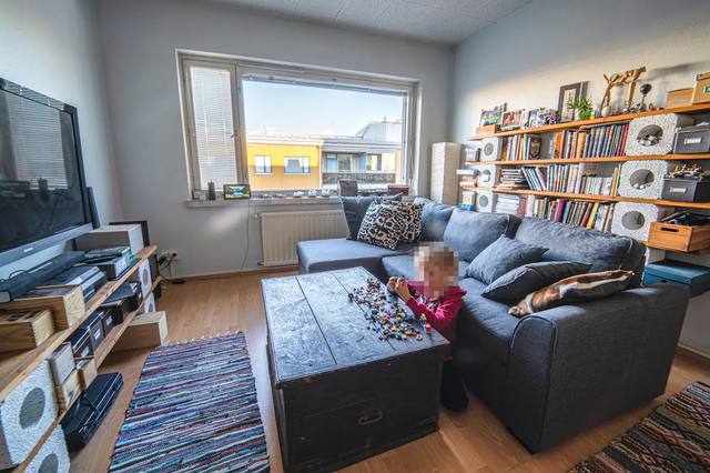 Rental Helsinki Alppiharju 2 rooms Olohuoneessa on ääntä/kaikua eristävä kattomateriaali, joten mm. kotiteatterin äänenlaatu pysyy hyvänä.