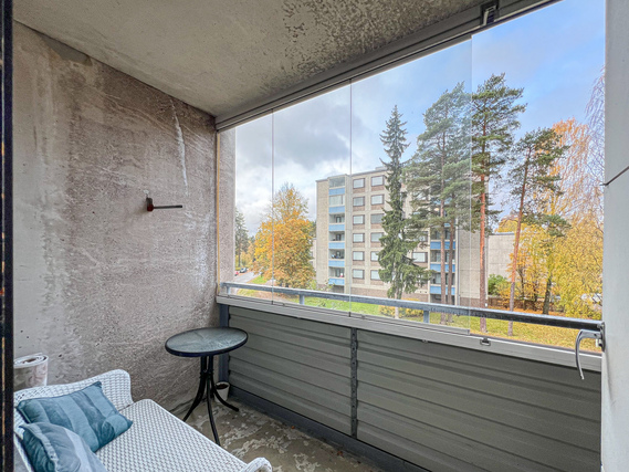 Rental Turku Varissuo 2 rooms Hissitalon kolmannen kerroksen tilava koti, jossa on lasitettu parveke.