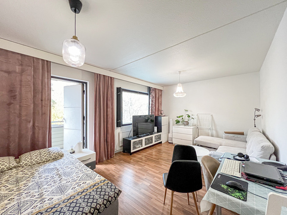 Rental Turku Varissuo 2 rooms Hissitalon kolmannen kerroksen tilava koti, jossa on lasitettu parveke.