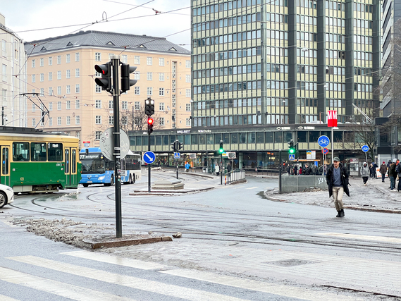 Vuokra-asunto Helsinki Sörnäinen Kaksio Kurvista hyppäät metron, ratikan tai bussin kyytiin. Pysäkeille kävelee n. 5 min.