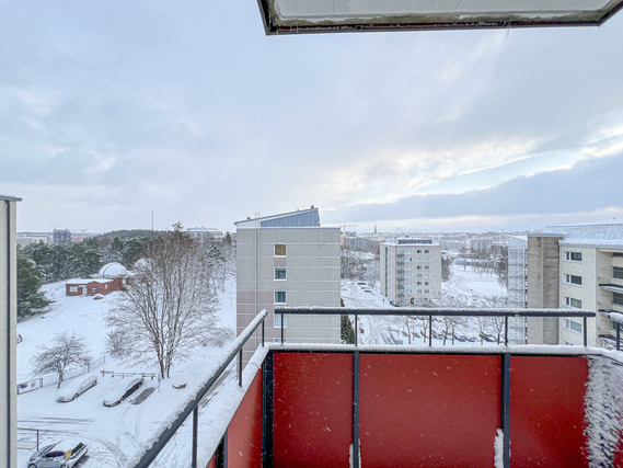 Vuokra-asunto Turku Iso-Heikkilä Kaksio Hissitalon kuudennen kerroksen koti parvekkeella ja kivoilla näkymillä!