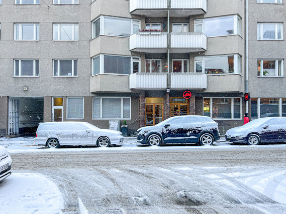 Rental Helsinki Kruununhaka 2 rooms Kolmannen kerroksen ihastuttava läpitalon huoneisto, kiven heiton päässä merimaisemista!