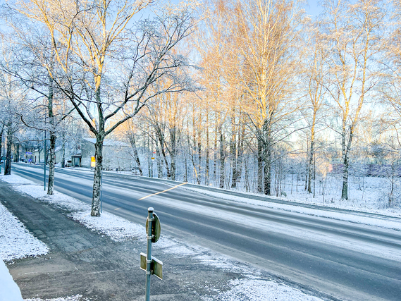 Vuokra-asunto Hämeenlinna Myllymäki Kaksio Pienkerrostalon ensimmäisen kerroksen tilava päätyhuoneisto. Keskusta alle 1 km päässä.