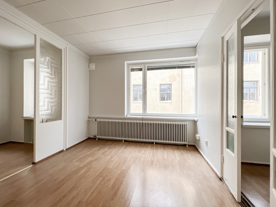 Rental Helsinki Ullanlinna 1 room Ylimmän kerroksen koti loistavalla pohjaratkaisulla. Asunnon ikkunat on itään talon takapihalle!