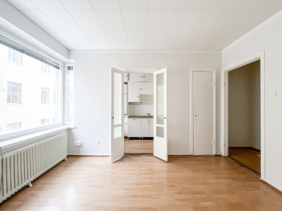 Rental Helsinki Ullanlinna 1 room Ylimmän kerroksen koti loistavalla pohjaratkaisulla. Asunnon ikkunat on itään talon takapihalle!