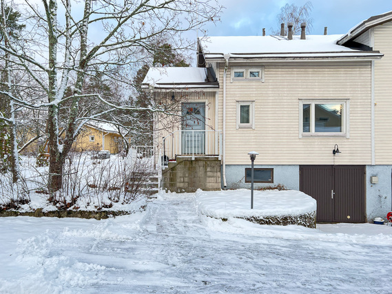 Vuokra-asunto Helsinki Mellunkylä Kaksio Idyllinen kaksio paritalosta odottaa uutta asukastaan! Pihassa on paikka autolle.