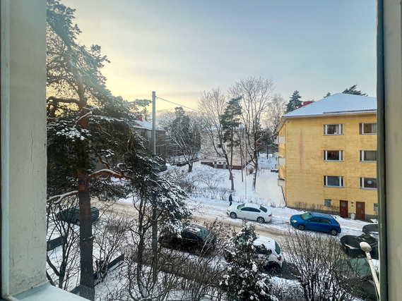 Vuokra-asunto Helsinki Meilahti Yksiö Koti hyvien liikenneyhteyksien varrella! Näkymä ikkunasta lounaaseen.