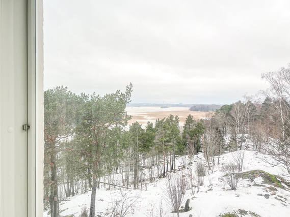 Vuokra-asunto Helsinki Herttoniemi 3 huonetta Upea koti 3. kerroksesta, josta aukeaa upeat näkymät ja valoisuuttakin on erinomaisesti